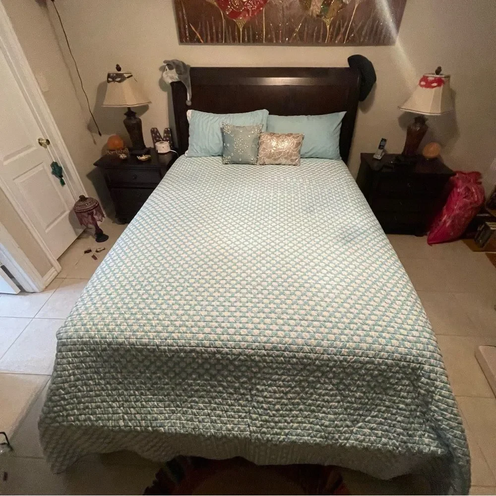 7 Piece Blue & White Paisley Reversible Queen Size Quilt Set